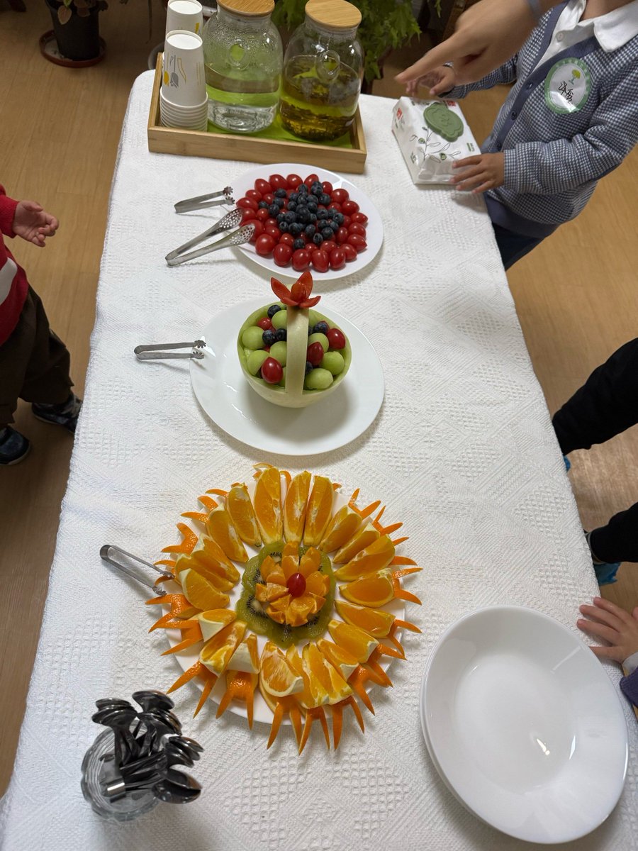 nashiqfdh's tweet photo. 今日は姥がオリジナルの秘伝の調味料で、特別な授業の時に作ったアブラムシを使ったちょっと変わった膳をみんなに振る舞ったよ！初めて食べる人も多かったけど、意外と美味しいって好評だったんだ https://t.co/h5Hjfy2ZBz