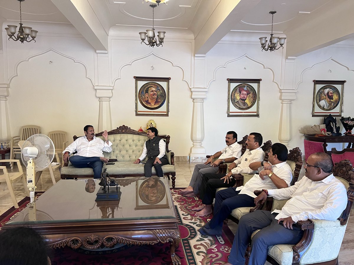 MLC_DBMhatre's tweet photo. पुणे शिक्षक व पदवीधर मतदारसंघाच्या निवडणूक प्रचारादरम्यान खासदार श्रीमंत छत्रपती उदयनराजे भोसले महाराज यांची सदिच्छा भेट! https://t.co/z6LNEVku02