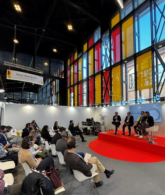 ICEX_'s tweet photo. 🔒La Misión Inversa en ENISE que está teniendo lugar en León, es una cita fundamental para la delegación internacional compuesta por 50 compradores y prescriptores de referencia, procedentes de mercados estratégicos para la ciberseguridad,donde se analizan los principales desafíos y oportunidades en un contexto marcado por la IA, la transformación digital y la creciente complejidad de las amenazas.

🛡️En el programa, se han alternado sesiones sobre gobernanza de IA, criptografía postcuántica, resiliencia empresarial, protección de infraestructuras críticas, seguridad industrial, identidad digital, lucha contra el fraude, 5G, ciberseguridad en el sector financiero, protección de las pymes y nuevas tecnologías aplicadas a la detección y respuesta ante incidentes, se abren oportunidades muy amplias para la delegación internacional coordinada por ICEX.

Destacan especialmente las procedentes de Estados Unidos y Países Bajos, dos mercados prioritarios para la internacionalización de la industria española de ciberseguridad. 

💻Los contactos se ha centrado en sectores con fuerte dependencia de la ciberseguridad: sector público, banca y fintech, telecomunicaciones, energía y utilities, así como infraestructuras críticas. También se han identificado perfiles en industria y manufactura, defensa, salud, seguros, empresas tecnológicas y cloud, integradores tecnológicos y proveedores de servicios de seguridad gestionada (MSSP).

Los perfiles objetivo han sido principalmente directivos con capacidad de decisión e influencia en la adquisición de soluciones tecnológicas y de ciberseguridad:

🌐Como invitados internacionales, los países perfiles con capacidad de decisión en estas tecnologías , se encuentran: Alemania, Argentina, Brasil, Chile, Colombia, EE.UU, Francia, Italia, México y Países Bajos.

Con la Mesa Redonda: "De la estrategia al contrato: cómo entrar en nuevos mercados de ciberseguridad" moderada por: Gonzalo Navarro Hernández, director de Infraestructuras y Tecnologías Industriales de ICEX, se han perfilado las principales claves para la expansión internacional de las empresas de ciberseguridad, con modos  de acceso a nuevos mercados y experiencias prácticas para transformar oportunidades comerciales en contratos y proyectos reales.

La presencia en ENISE de representantes de del ecosistema internacional refuerza las relaciones establecidas en estos mercados y ofrece una oportunidad única para conectar con actores clave de algunos de los entornos más avanzados y dinámicos de la ciberseguridad.

Esta actividad se enmarca en la colaboración que ICEX viene manteniendo desde 2023 con INCIBE - Instituto Nacional de Ciberseguridad ( Instituto Nacional de Ciberseguridad) y en la apuesta de ICEX por la internacionalización del sector para la que cuenta con el apoyo de la red de 17 Oficinas Económicas y Comerciales de España en el Exterior .

📰 Amplia a aquí más información: 
https://t.co/Z2CpYeF144