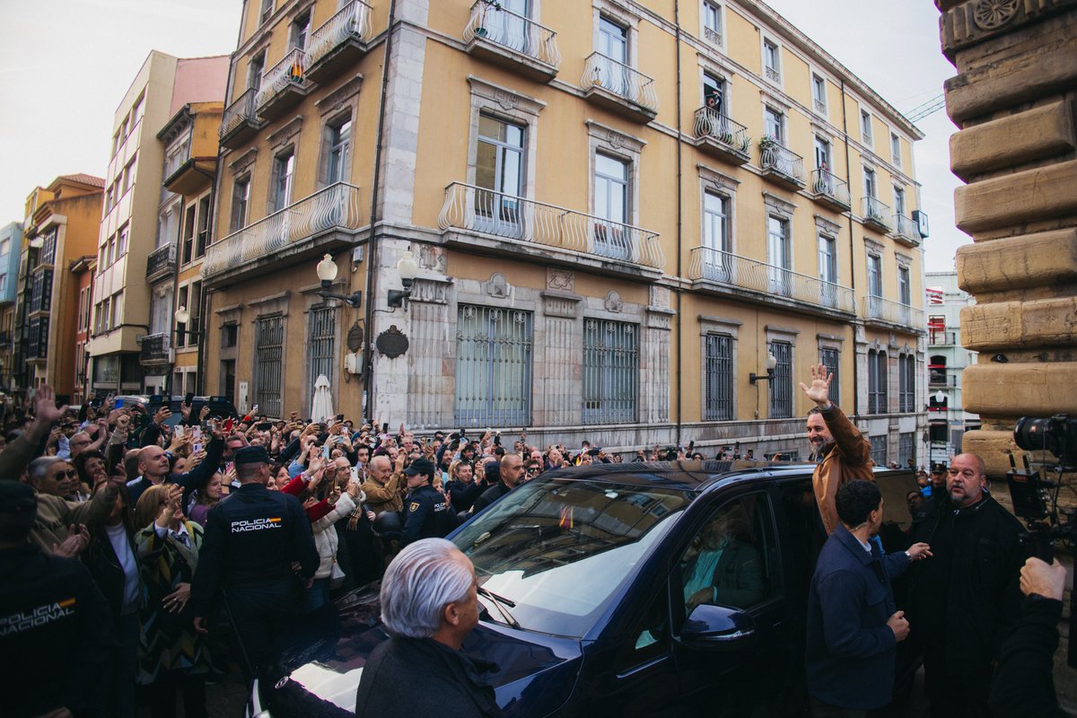 Santi_ABASCAL's tweet photo. Gracias a los valientes vecinos de #Avilés que ayer abarrotaron el acto de VOX, multitudinario e histórico en Avilés, frente a las amenazas de las milicias de Sánchez. 
¡Basta de violencia! https://t.co/q8xxp4wzSu