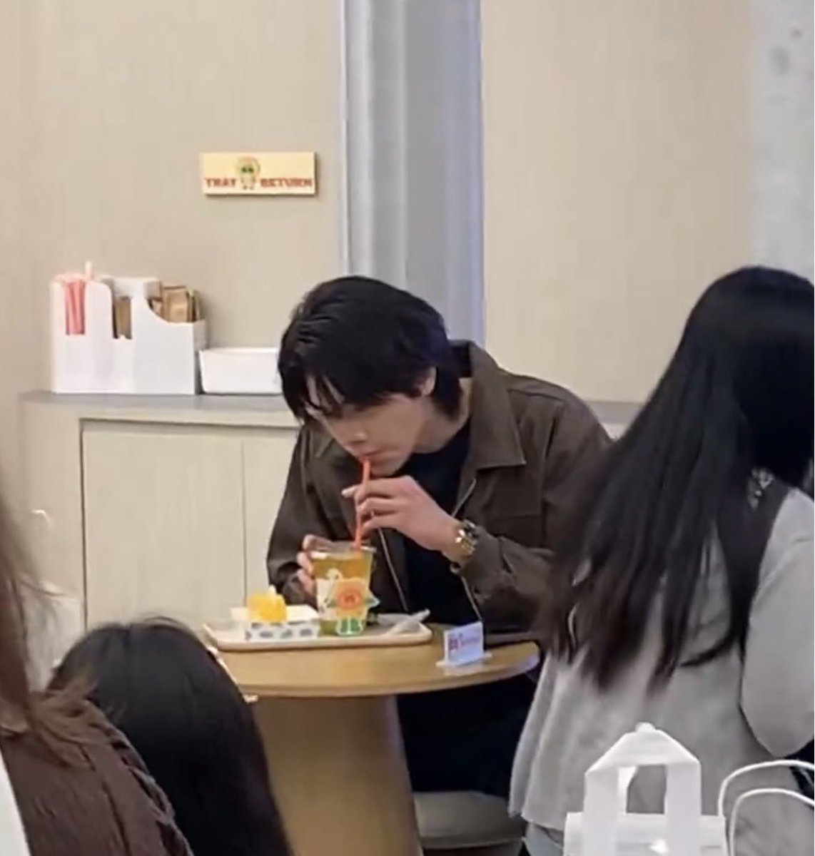 daokluen's tweet photo. — au (short story)

Joong saved the table first, but when he came back with his order, Dunk was already sitting there happily drinking his own tea.

Joong was heartbroken to see his ex, but mostly he was just mad that Dunk stole his seat and he had to stand.

#จุงดัง #JoongDunk https://t.co/g4fjXsvmcc