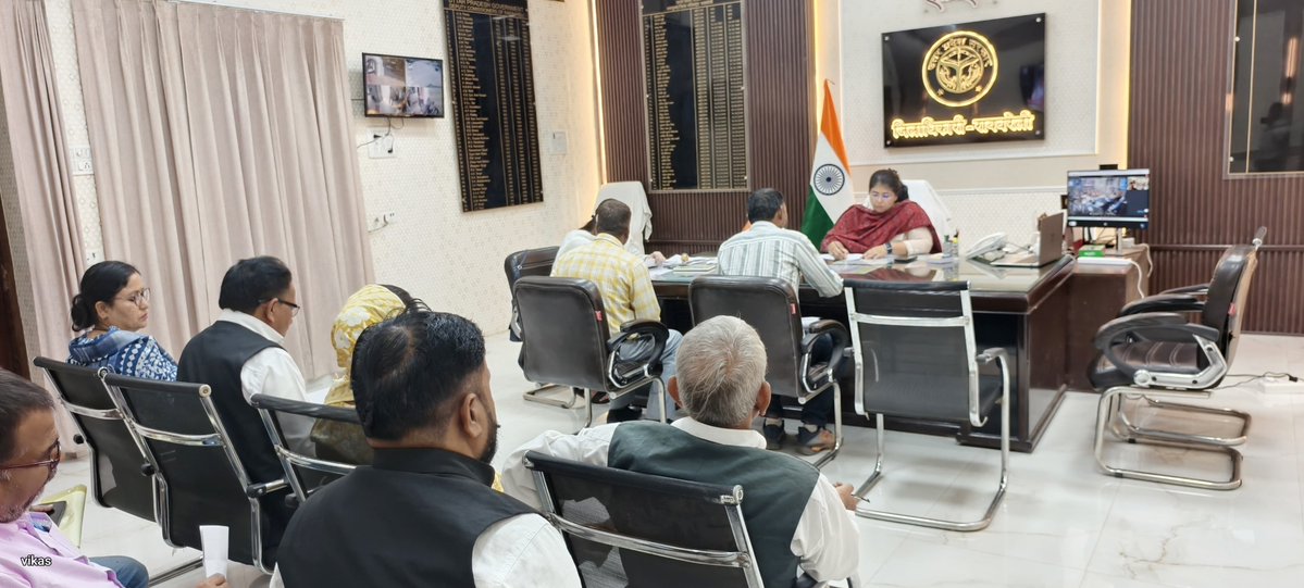 dmraebareli's tweet photo. कलेक्ट्रेट कार्यालय में जनसुनवाई के दौरान जनसामान्य की शिकायतों को सुनकर संबंधित अधिकारियों को समयबद्ध व गुणवत्तापूर्ण निस्तारण सुनिश्चित करने के निर्देश दिए।
@UPGovt @CMOfficeUP @ChiefSecyUP @InfoDeptUP https://t.co/5MV8Qj1GKz