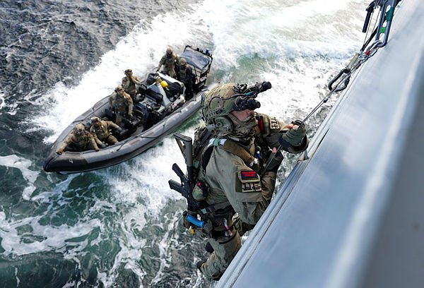 Commando_Ops's tweet photo. Commando's of K Company conduct boarding drills, including fast roping, with German warship FGS Berlin. Commandos concurrently fast roped from an NH90 helicopter  and a Merlin helicopter from 824 Naval Air Squadron whilst also boarding the vessels from boats. https://t.co/0SkJHnCJOd