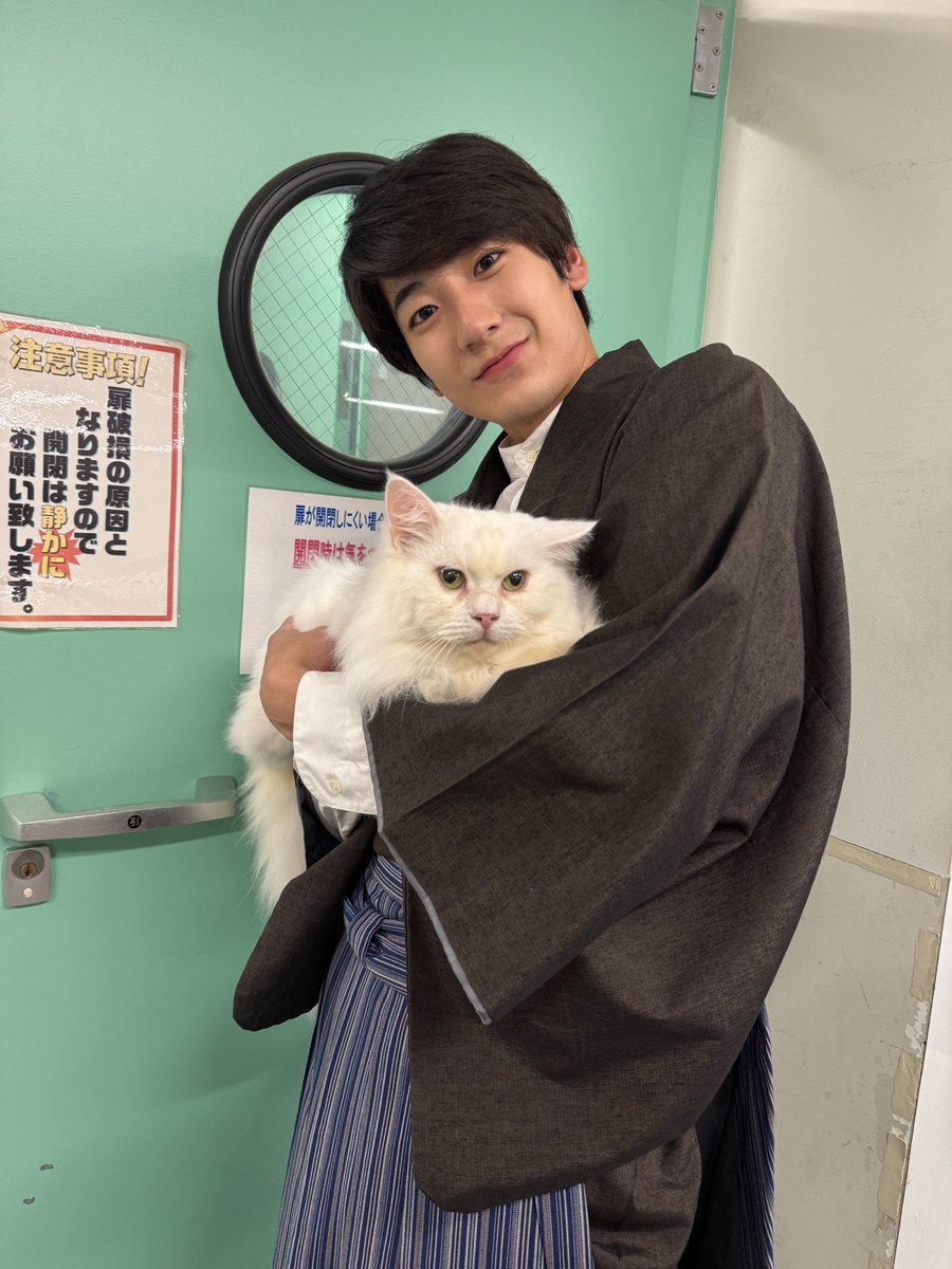 dramadeep_ntv's tweet photo. 🐱#いざよい🍚
第𝟚話オフショット📷✨
⎯⎯⎯⎯⎯⎯⎯⎯⎯⎯　✧˖°。

これが100年前の閻魔王の姿…！？😳

実は、1975年ごろにパンクロックにハマるまでは
当時の一般的な服装をしていたようですよ〜！！👔🎸

閻魔王 役￤#秋谷郁甫 さん
白無常 役￤雪ちゃん🐱

最新話はTVerで無料配信中！
🔗https://t.co/oIzzeaL1W9

第𝟹話は10/26(月)24:24〜
#ドラマDEEP