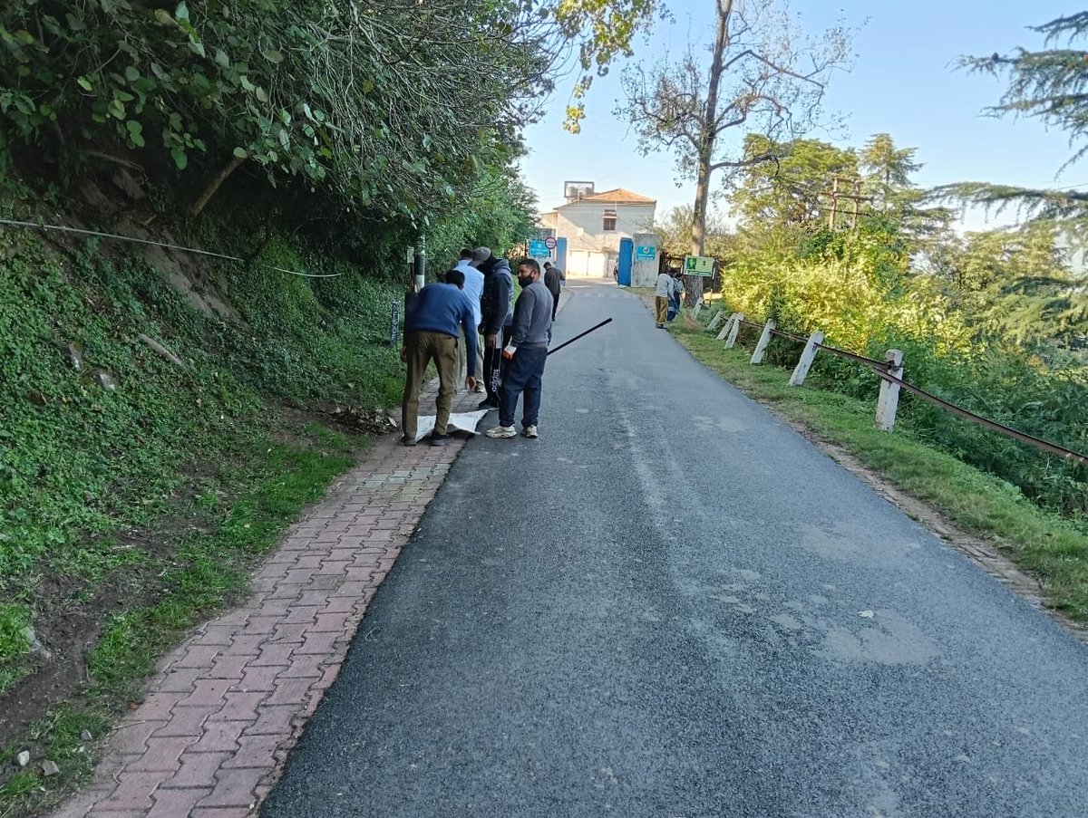 CDagshai's tweet photo. Cleanliness drive near Army Public School Dagshai under Special Campaign 6.
#Specialcampaign6 #SHS2026 #SwachhataHiSeva2026 @SwachhBharat  @MoHUA_India @MoJSDDWS @SwachhBharatGov
@DARPG_GoI  @SpokespersonMoD @PMOIndia https://t.co/7wtYEXgMH3