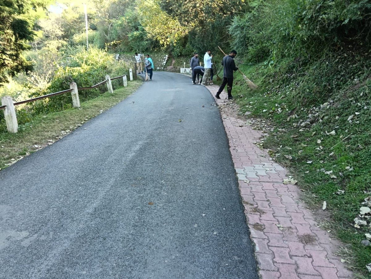 CDagshai's tweet photo. Cleanliness drive near Army Public School Dagshai under Special Campaign 6.
#Specialcampaign6 #SHS2026 #SwachhataHiSeva2026 @SwachhBharat  @MoHUA_India @MoJSDDWS @SwachhBharatGov
@DARPG_GoI  @SpokespersonMoD @PMOIndia https://t.co/7wtYEXgMH3
