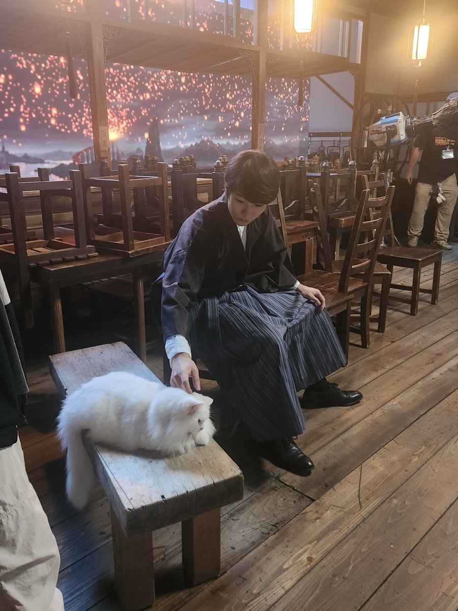 dramadeep_ntv's tweet photo. 🐱#いざよい🍚
第𝟚話オフショット📷✨
⎯⎯⎯⎯⎯⎯⎯⎯⎯⎯　✧˖°。

閻魔王 役￤#秋谷郁甫 さん
白無常 役￤雪ちゃん🐱

最新話はTVerで無料配信中！
🔗https://t.co/HZjXZa2Q7T

第𝟹話は10/26(月)24:24〜
#ドラマDEEP https://t.co/xnNvkLOCM7
