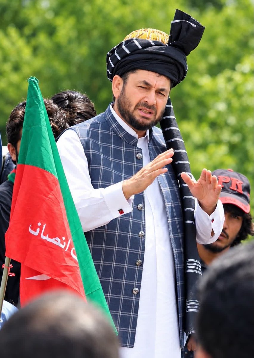 RanamananISF's tweet photo. *نامعلوم نقاب پوش افراد کا ایم این اے اقبال آفریدی کو اور ان کے بیٹے عرفان آفریدی کو ان کے رہائش گاہ سے اغوا کر لیا گیا ہے🚨🚨*

یہ ظلم کب تک،آخر کب تک!
کیا پورے پاکستان کو اغواء کریں گے؟؟ https://t.co/yji5QtNMnj