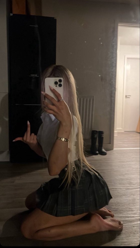 princesssafa01's tweet photo. Having men grovel to my feet turns me on, I see you lurkers 👀 https://t.co/TL88CO81Ys