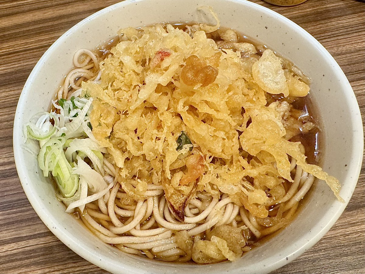 sobagyodon85's tweet photo. 綾瀬の立ち食い蕎麦酒処稜さんで
たぬきそば（温）＋大盛り😋

#立ち食いそば
#路麺
#たぬきそば大盛り
#立ち食い蕎麦酒処稜 https://t.co/fJCkmduifn
