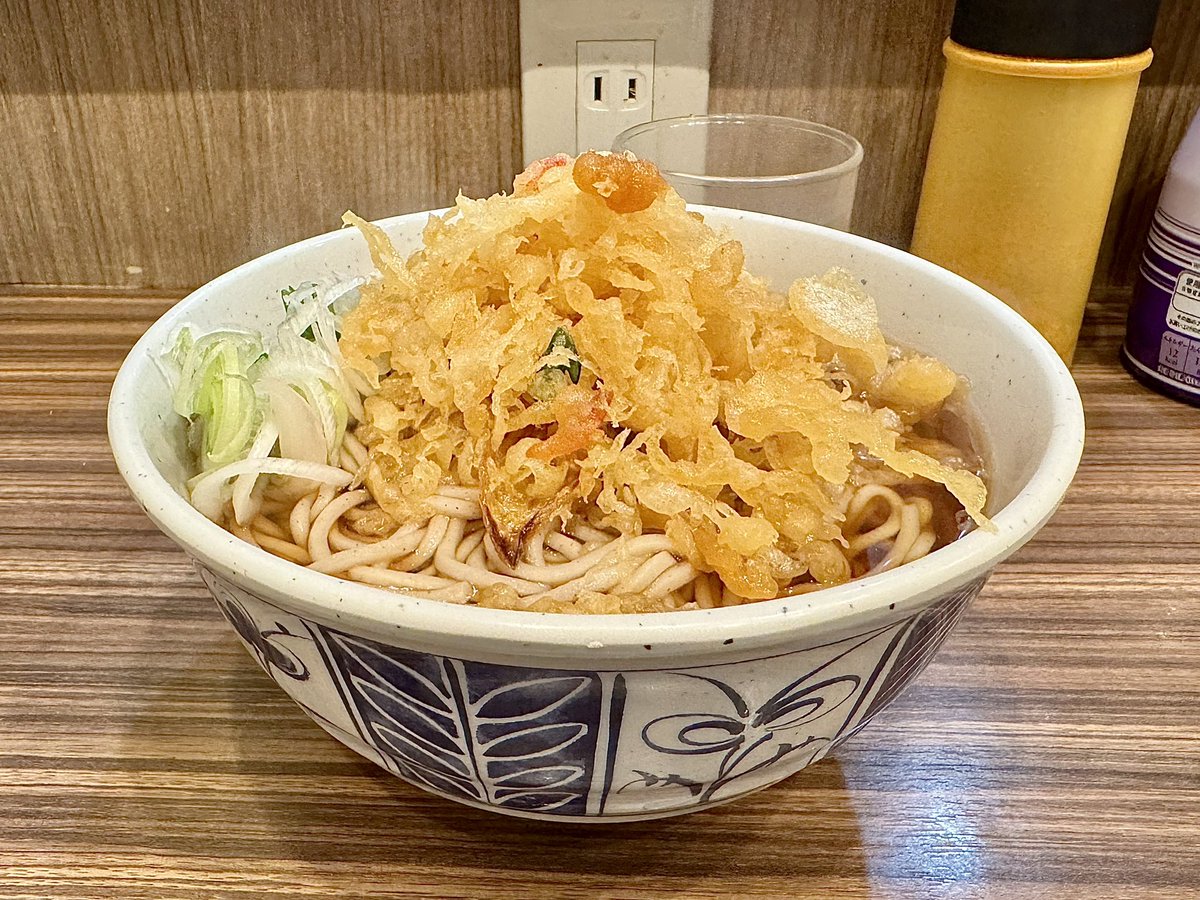 sobagyodon85's tweet photo. 綾瀬の立ち食い蕎麦酒処稜さんで
たぬきそば（温）＋大盛り😋

#立ち食いそば
#路麺
#たぬきそば大盛り
#立ち食い蕎麦酒処稜 https://t.co/fJCkmduifn
