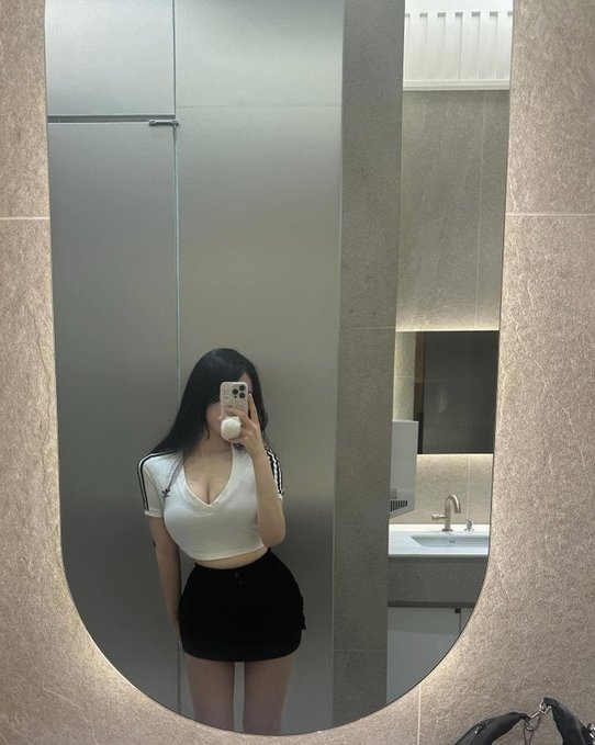 roxanna22311577's tweet photo. 刚玩有没有男生来相互加v的？？？

人机滚一边，现在来一个正常男生， https://t.co/VuzRq8SDbl