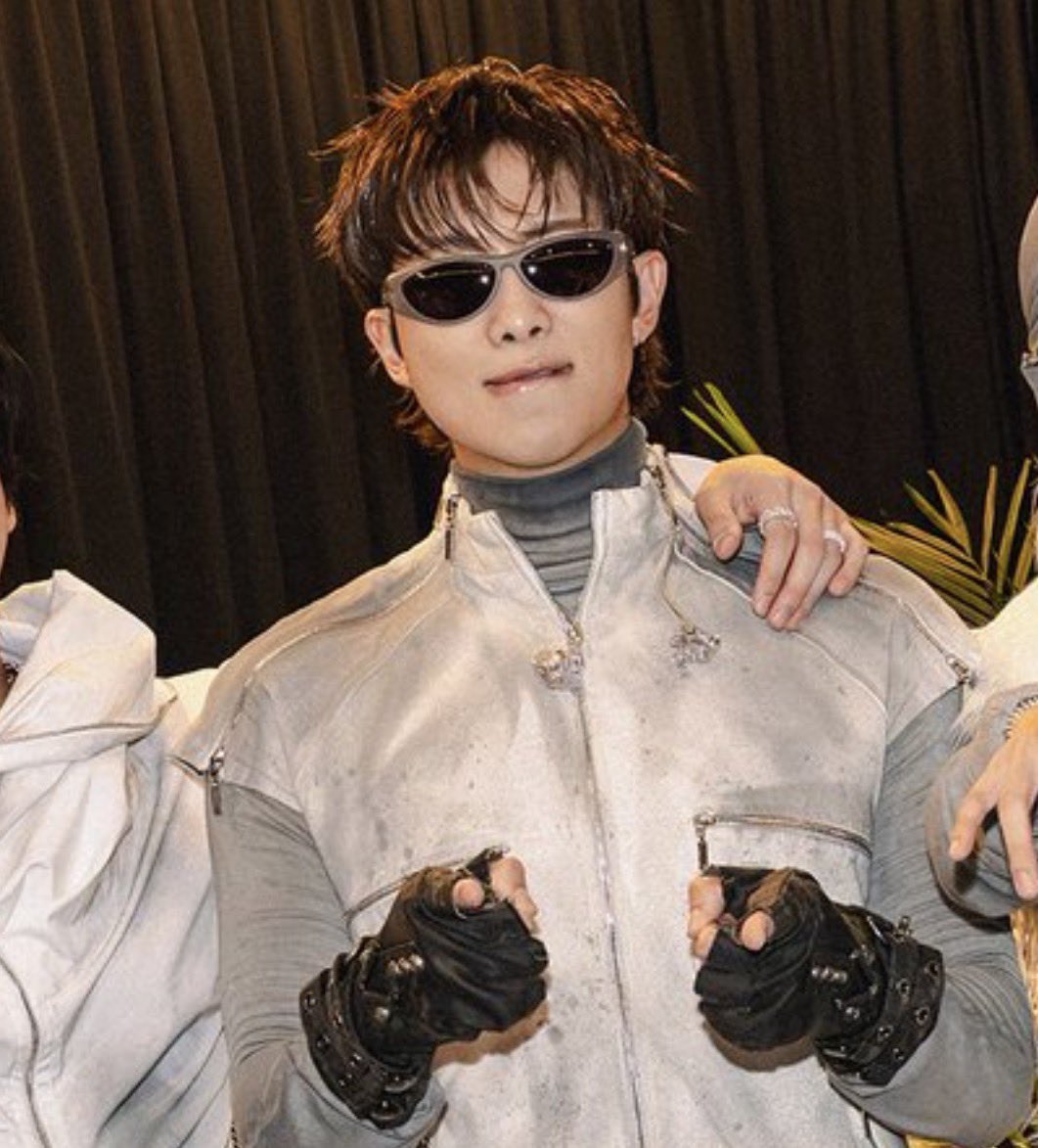 rkivethetic's tweet photo. The way his front bangs frame his face so perfectly I LOVE IT https://t.co/bfVhucesjg