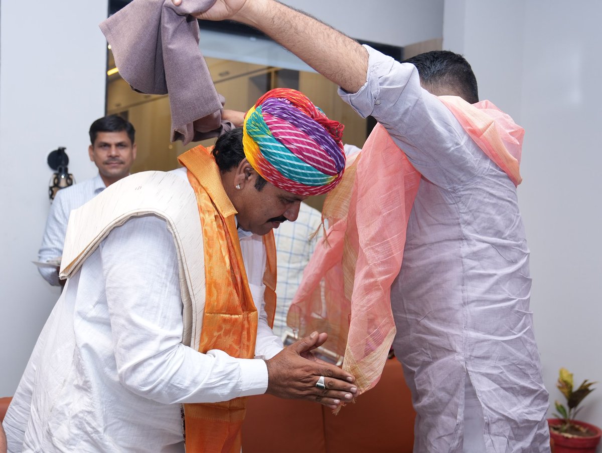 RavindraBhati__'s tweet photo. संगीत साधना का सम्मान, पूरे क्षेत्र के लिए गौरव का क्षण।

विधानसभा परिवार के देदड़ियार निवासी लोक कलाकार श्री मंजूर खान जी मांगणियार को संगीत नाटक अकादमी पुरस्कार-2024 के अंतर्गत ‘उस्ताद बिस्मिल्लाह खान युवा पुरस्कार’ से सम्मानित किए जाने पर बाड़मेर स्थित कार्यालय में उनसे आत्मीय मुलाकात की तथा इस गौरवपूर्ण उपलब्धि के लिए हार्दिक बधाई एवं शुभकामनाएँ प्रेषित की। 

हमारे क्षेत्र की प्रतिभाएँ जब राष्ट्रीय एवं अंतरराष्ट्रीय मंचों पर अपनी कला और साधना से पहचान बनाती हैं, तो यह हम सभी के लिए अपार हर्ष और गर्व का विषय होता है। हमारी लोक संस्कृति की अमूल्य धरोहर को सहेजने और कलाकारों को प्रोत्साहित करने के उद्देश्य से हमने आप सभी के सहयोग से रोहिड़ी म्यूजिकल फेस्टिवल का आयोजन करवाकर स्थानीय कलाकारों को अपनी प्रतिभा प्रदर्शित करने के लिए मंच प्रदान किया था।

हमारा सदैव यह विश्वास रहा है कि यदि हम अपने घर-आँगन में अपनी प्रतिभाओं को सम्मान और प्रोत्साहन देंगे, तो निश्चित ही वे राष्ट्रीय एवं अंतरराष्ट्रीय स्तर पर अपनी विशिष्ट पहचान स्थापित करेंगी।

श्री मंजूर खान जी की संगीत साधना, कला के प्रति समर्पण और लोक परंपराओं के संरक्षण में उनका योगदान हमारी समृद्ध सांस्कृतिक विरासत को देश-दुनिया में गौरवान्वित कर रहा है। उनकी यह उपलब्धि आने वाली पीढ़ियों के कलाकारों के लिए भी प्रेरणास्रोत बनेगी।

श्री मंजूर खान जी को इस प्रतिष्ठित सम्मान के लिए हार्दिक बधाई एवं उज्ज्वल भविष्य की अनंत शुभकामनाएँ।