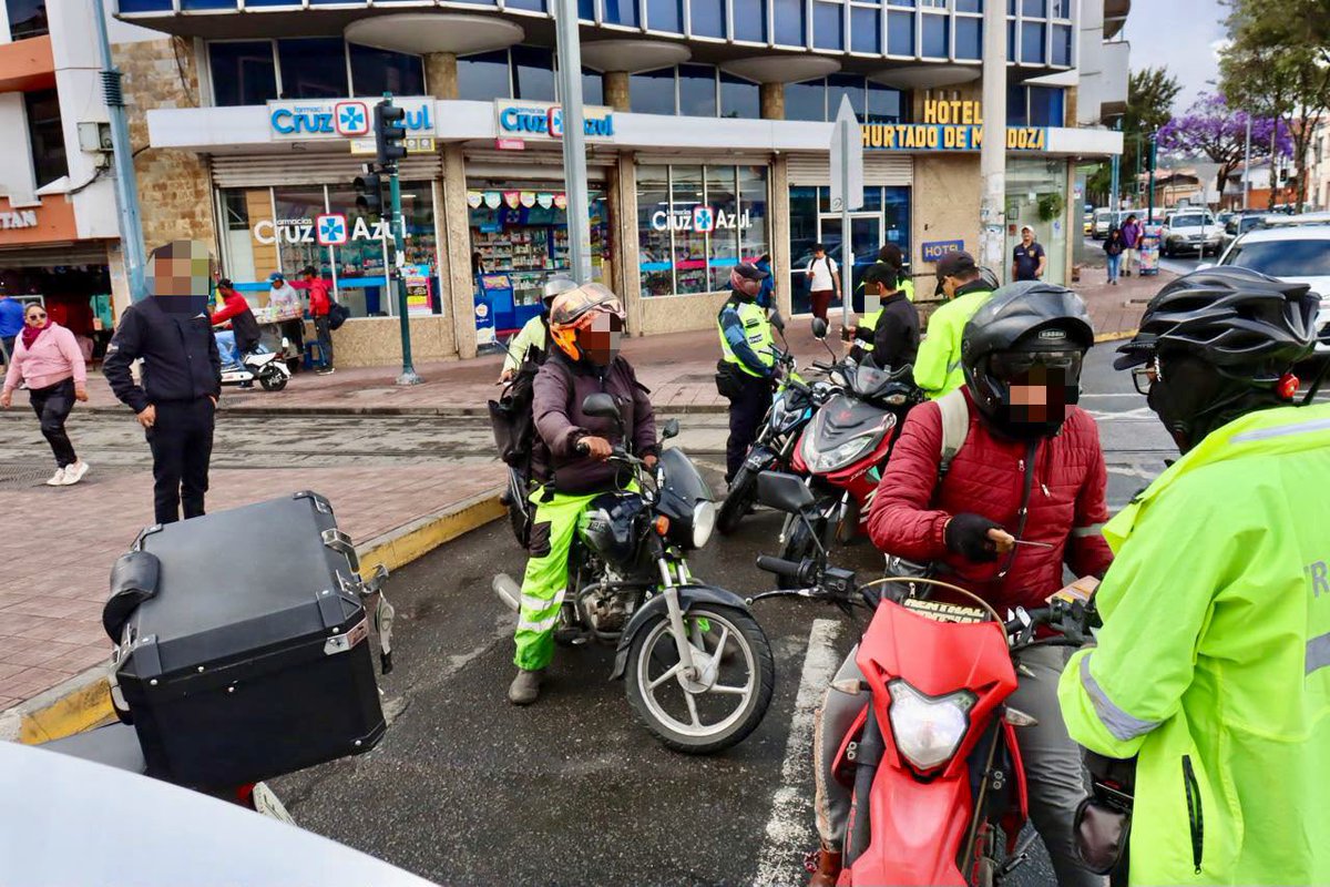 emov_ep's tweet photo. 🚨 ¡OPERATIVO IMPACTO EN EL SECTOR DE LA CHOLA CUENCANA DEJA 11 AUTOMOTORES RETENIDOS!

Durante el operativo ejecutado hoy, se emitieron 40 citaciones, de las cuales 32 corresponden al uso de vidrios polarizados.

Además, fueron retenidos 3 vehículos y 8 motocicletas.

🚦 La EMOV EP reforzará los controles para garantizar el cumplimiento de la normativa de tránsito.

@MarisolPenaloz2 
@AlcaldiaCuenca1
