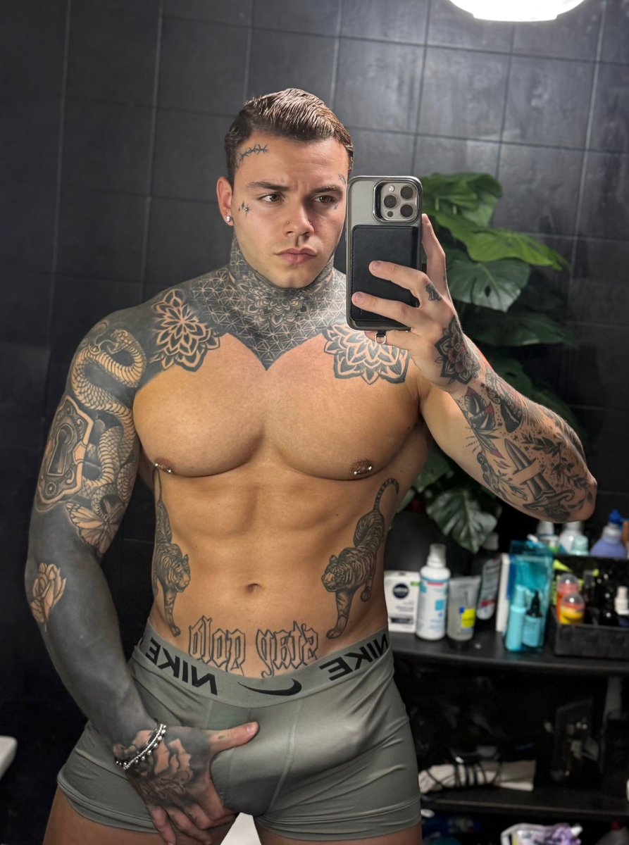 Nazzareet14's tweet photo. perfect time to lock ur doors and dive into the comments if uu wanna see what im really about 🔥 https://t.co/9xwYvOOsYE