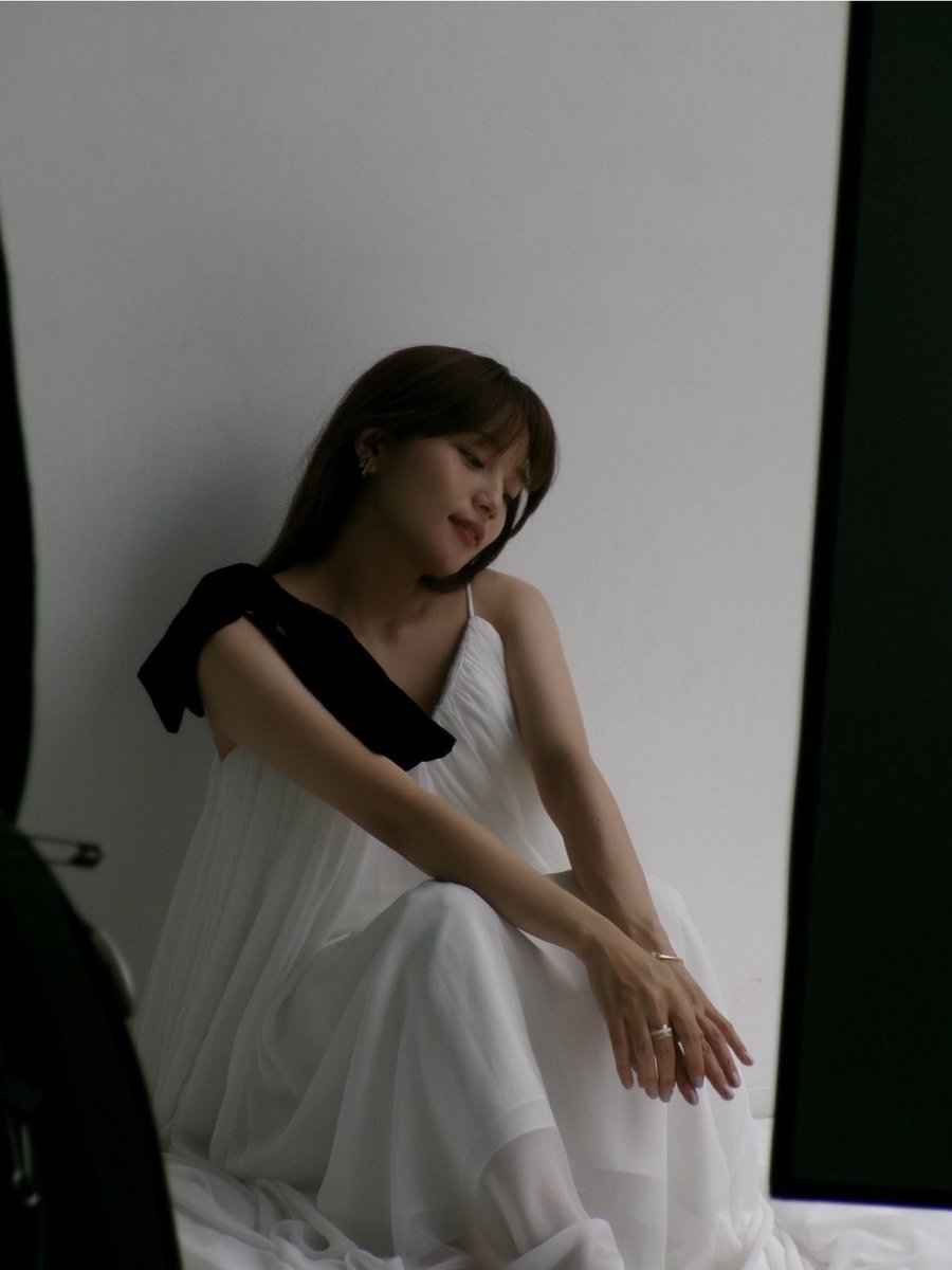 haruna_staff's tweet photo. ＼本日発売📖／
『美的』12月号 付録違い版

オフショットをお届けします📸
白い衣装と黒い衣装で雰囲気もガラリと変わっています🤍🖤

マネInstagramに、別バージョンのオフショットもたくさん載せました！

みなさまぜひチェックしてくださいね☺️

#美的 https://t.co/YwDhx2bafw