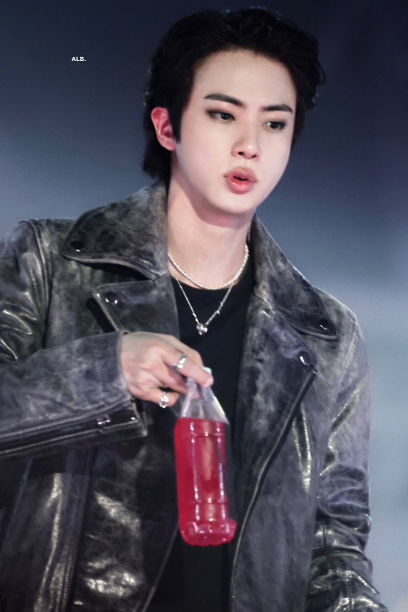 ALittleBraver92's tweet photo. 261021

#방탄소년단진 #김석진 #석진 #진 #BTSJIN #JIN 
#BTS_WORLDTOUR_ARIRANG https://t.co/F8aDVjKCvL