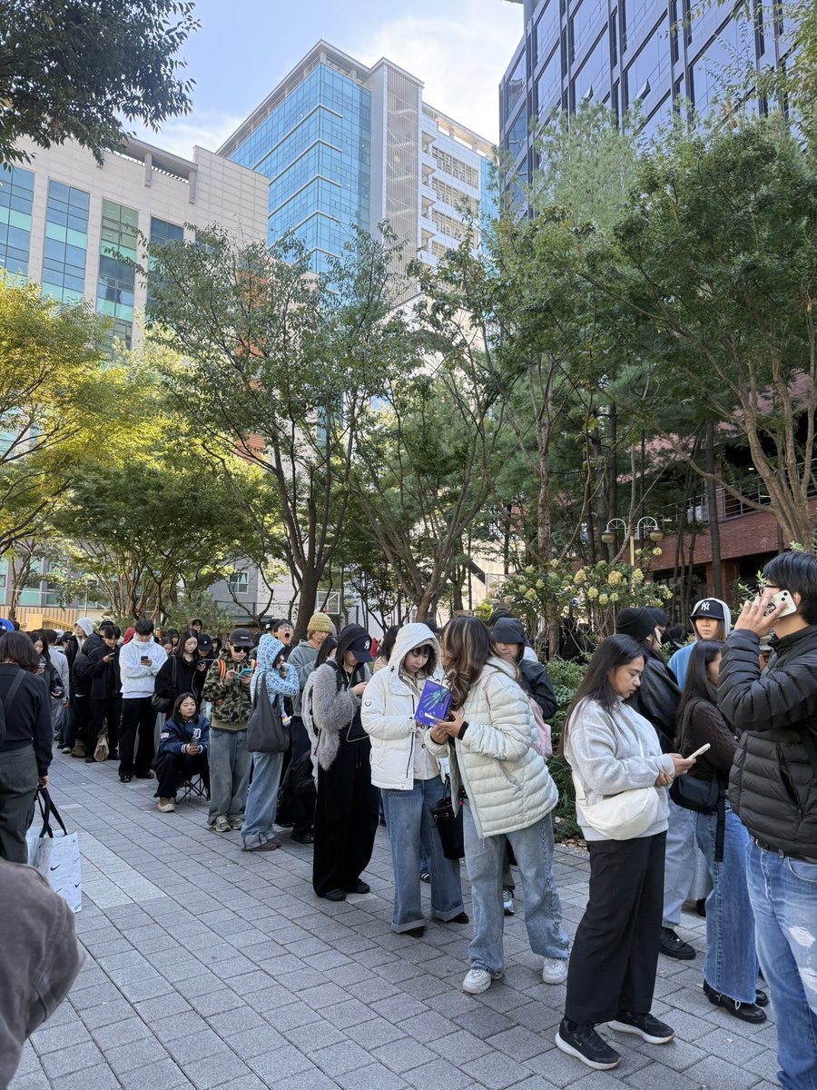 destinypeach77's tweet photo. The line is still ok by 12:00pm. Maybe it’s because some stocks are sold out so people quit the queue 🥲 https://t.co/WRFqg8z5gC