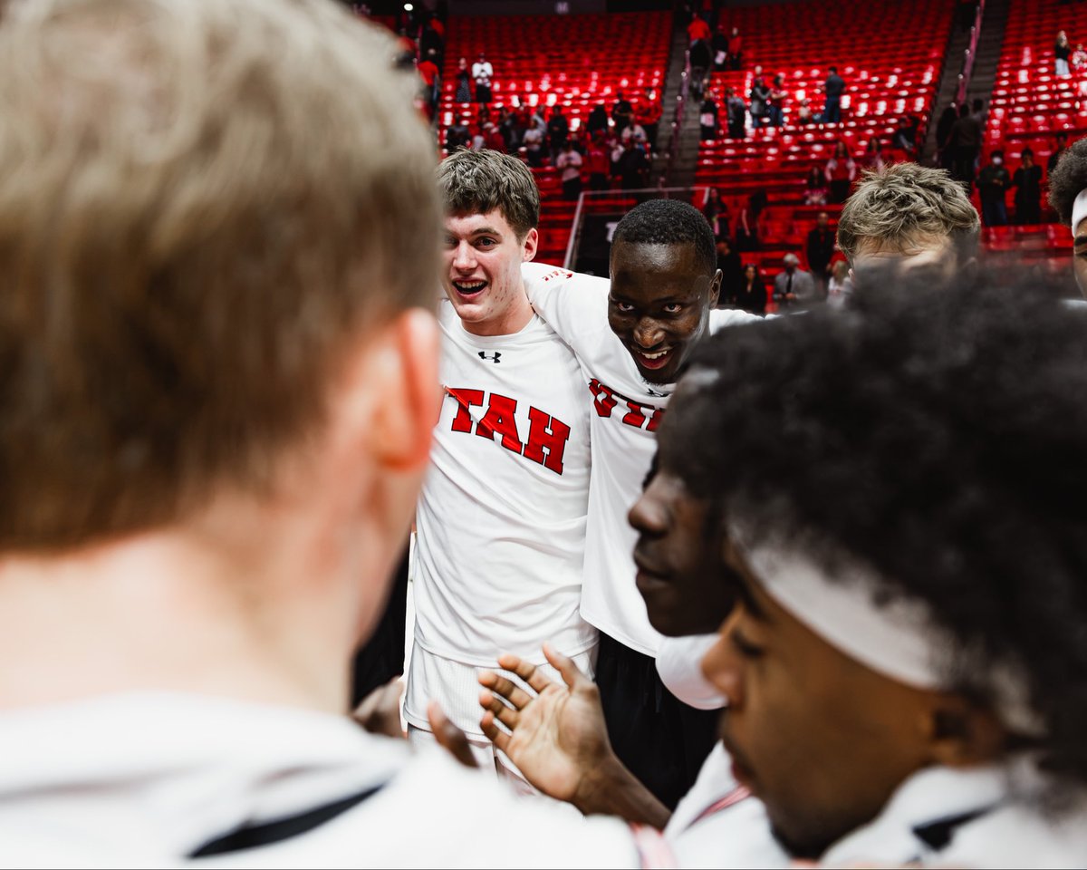 UtahMBB's tweet photo. Team Win. Team Together.

#GoUtes https://t.co/uVrcU7eUa5