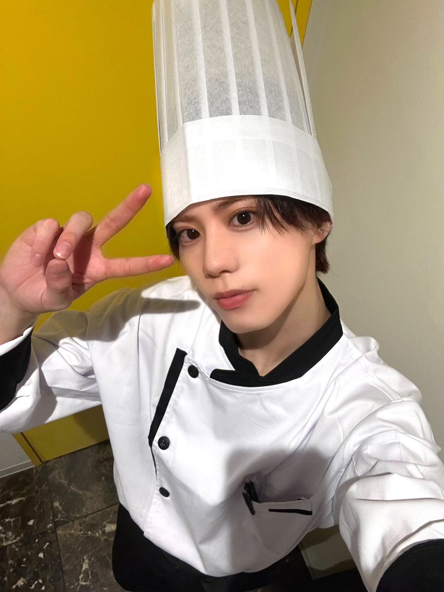 OCTPATHofficial's tweet photo. [#SHU]

どうも料理長の小堀柊です。🍳🔥

シェフのセルカってみんな初めて見たでしょ？👨‍🍳
(コック帽長すぎて画角に収まらない。)

僕に作って欲しい料理があったらコメントで教えてね！🍽

#OCTPATH #小堀柊 https://t.co/5N5mXwjFNQ