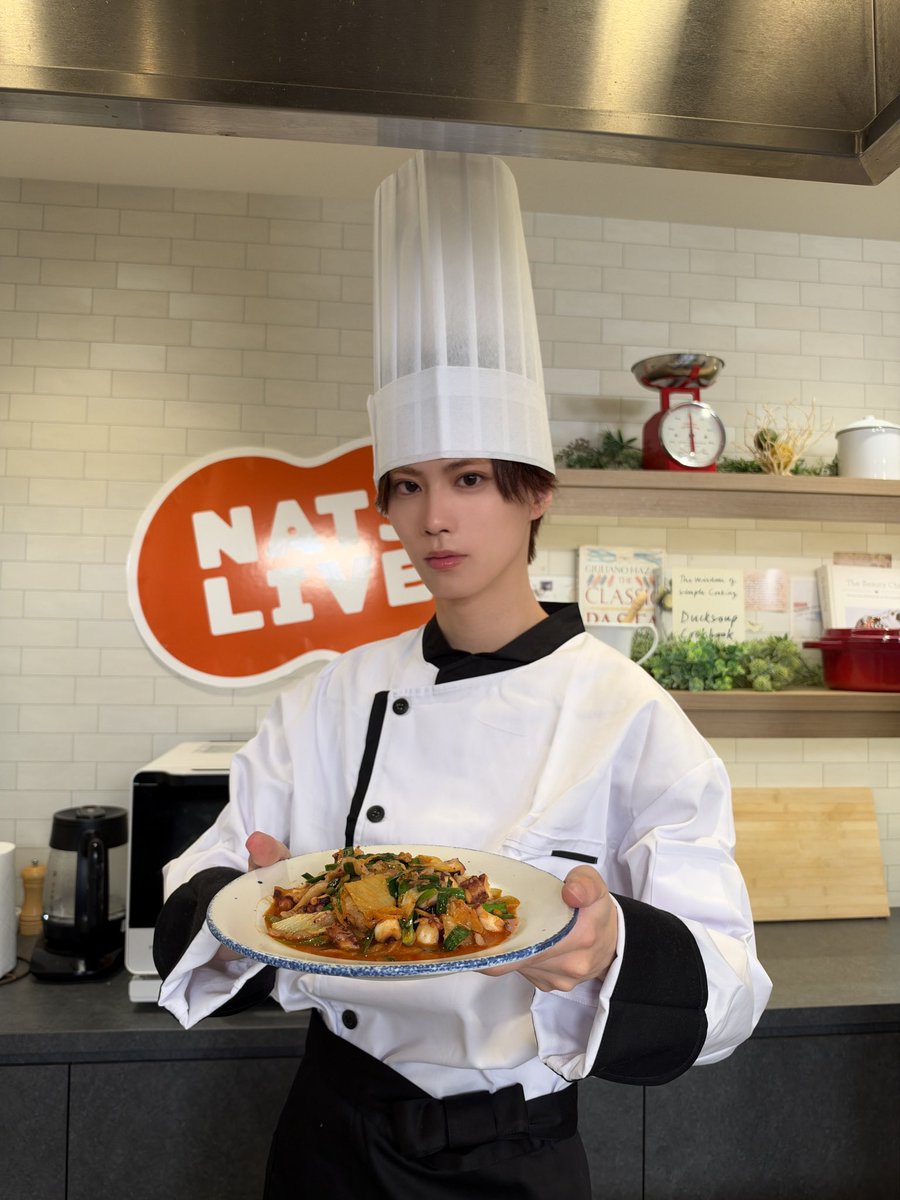 OCTPATHofficial's tweet photo. [#SHU]

どうも料理長の小堀柊です。🍳🔥

シェフのセルカってみんな初めて見たでしょ？👨‍🍳
(コック帽長すぎて画角に収まらない。)

僕に作って欲しい料理があったらコメントで教えてね！🍽

#OCTPATH #小堀柊 https://t.co/5N5mXwjFNQ