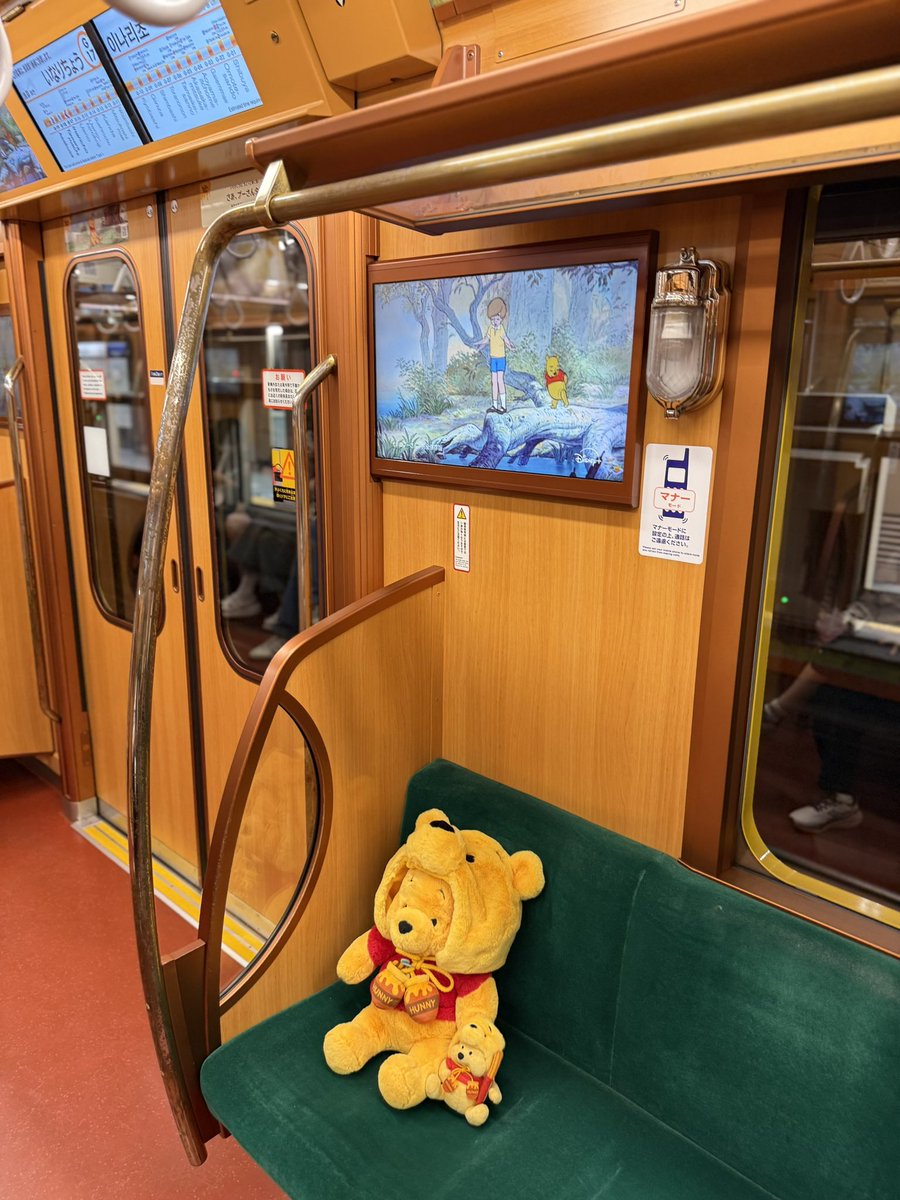 churro791012's tweet photo. 銀座線のプーさん電車、待ち伏せして乗れた〜〜😭✨幸！！！

なんて心癒されるんだ💛
電車降りたくないって思ったの初めて😂 https://t.co/RLClA6YkvA