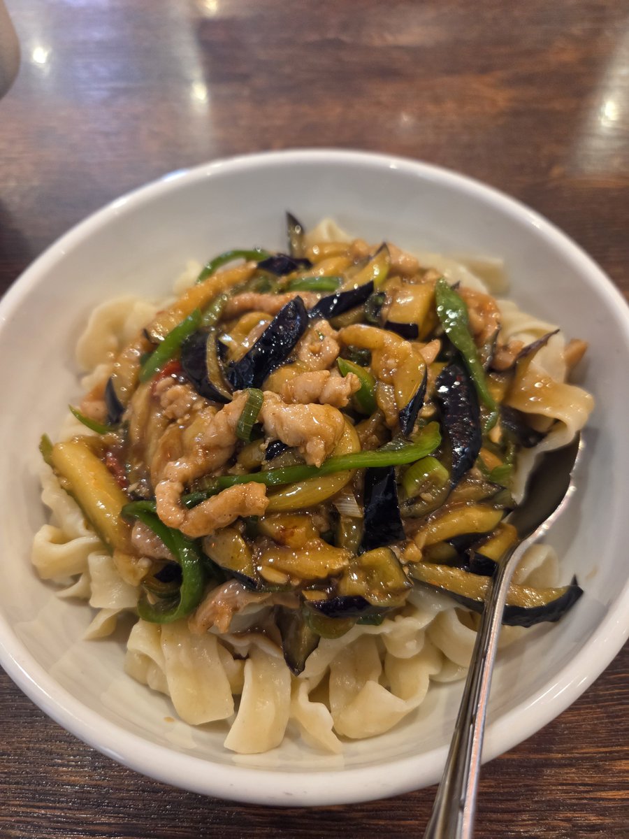 adesignsforlife's tweet photo. 今日も今日とて謎中華
ナスの餡掛け麺
うまい！ https://t.co/lVx1bsGduP