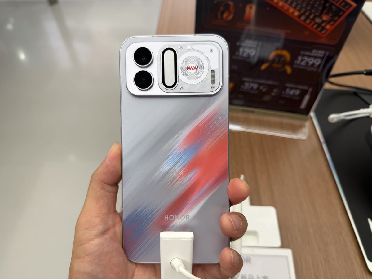smartphonesfans's tweet photo. Honor Win2RT,New Gaming Phone Quick Hands On At Offline Store. #honor #honorwin2rt #gaming #gamingphone https://t.co/gmTtbgBhn2