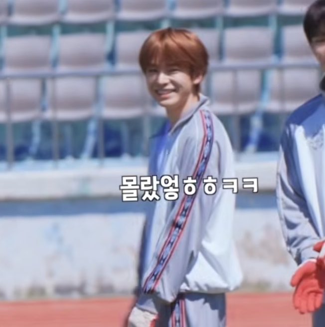 tellmeyourwiish's tweet photo. yushi ga tau tim nya curang pas tarik tambang
jaehyun ga tau ada misi rahasia pas waktu istirahat

dunia berjalan terlalu cepat untuk mereka😭😭 https://t.co/C5Slc7QVkK