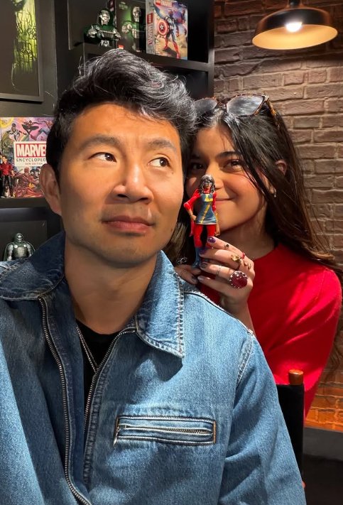 MCUFilmNews's tweet photo. Simu Liu and Iman Vellani in newly shared photo. https://t.co/tTql1F0EUA
