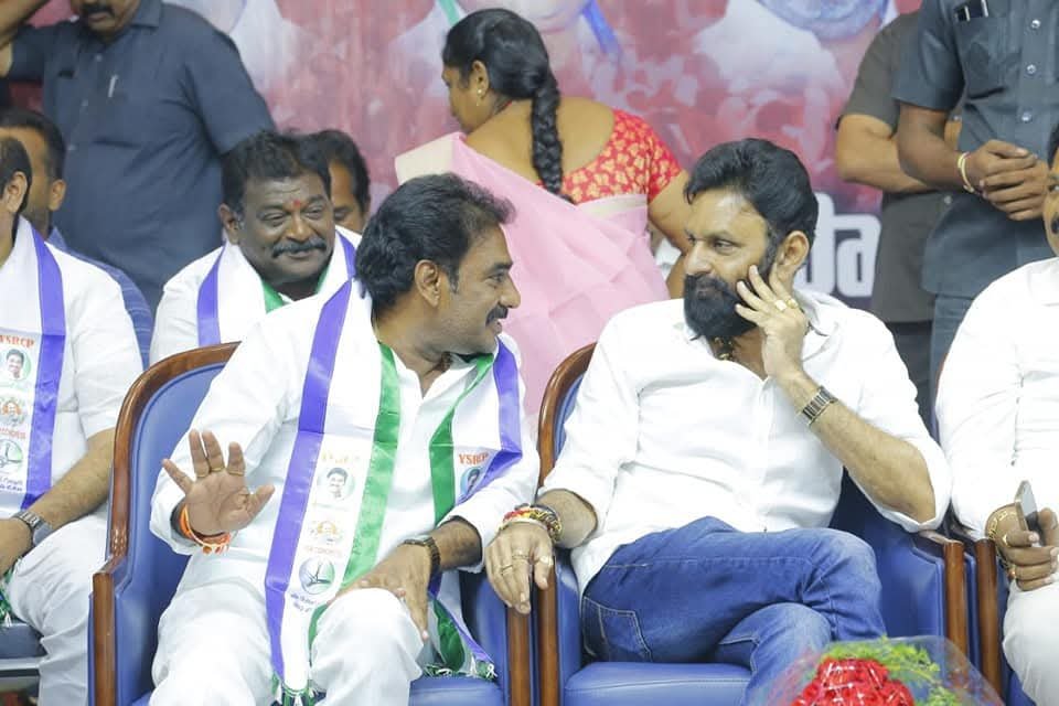 PrkYsrcp's tweet photo. నాకు మంచి మిత్రులు, గుడివాడ మాజీ శాసన సభ్యులు,మాజీ మంత్రి వర్యులు శ్రీ @IamKodaliNani (నాని) గారికి జన్మదిన శుభాకాంక్షలు.

మీ రాజకీయ ప్రస్థానం మరిన్ని విజయాలతో, ప్రజాభిమానంతో, ఉన్నత పదవులతో కొనసాగాలని, ప్రజల కోసం మరింత సమర్థవంతంగా సేవలందించే శక్తి, ఆయురారోగ్యాలు భగవంతుడు ప్రసాదించాలని మనస్ఫూర్తిగా కోరుకుంటున్నాను.

#HappyBirthday