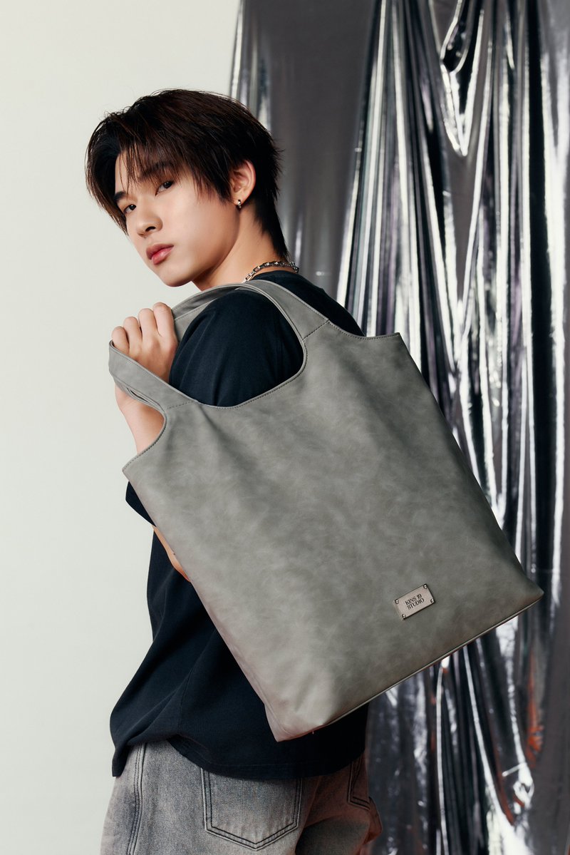 kins19studio's tweet photo. KINS Cloudstone Tote [KPB03E]
The Cloudstone texture blends the softness of drifting clouds with the depth and character of natural stone, creating a distinctive finish that adds subtle personality to the bag. Effortlessly refined and versatile, it is designed to complement every occasion.

🔗 Details
Size : W35xH37xD13 cm (Handle Drop 28 cm)
Color : Silver sky
Composition : Premium matte sheep nubuck PU
Price : 2,690.-

Only at Shopee : https://t.co/MQ9G2lVJHw

#KINS19STUDIO #ShopeeKins19studioxTeeteePor  
#OnlyatShopee #ShopeeTrendy #TEETEEPOR