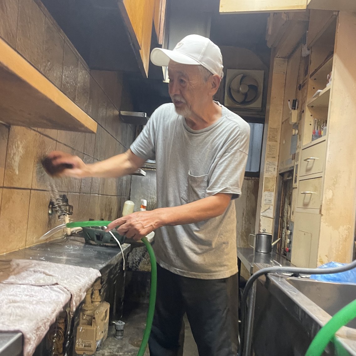 yamikuro's tweet photo. Did a big cleanup at the old Bizentei 🧹 Asked Master if he’d ever make ramen again—"No way!" 😭 Asked about opening a bar instead, but "I'm done with business!" 😢 So maybe we shoot a fictional "Come Back Anytime" there with a script by John?  Who should play Master? 😆

#大掃除 https://t.co/gfRLF7e6Wz