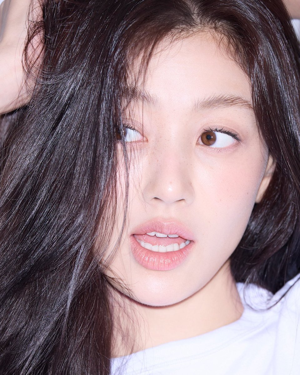 PopBase's tweet photo. JIHYO stuns in new photos for EMITHAUS. https://t.co/OyYxkXONea