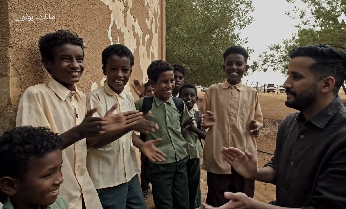 ayqpxc's tweet photo. "حاد فصيح اللسان"
هي ثلاث كلمات كتبها هذا الطفل السوداني الصغير المتضرر من الدمار الذي احاط بلاده ،لازال هذا الصغير
متفائلا بمستقبل مشرق ،فهو يتعلم في مدرسته لغدًا افضل ولو أن حاضره سرق منه قصرًا وغصبًا وكراهية ولكن كما يقول نزار قباني:
سوف يجْتاحك-وان ابطأ التاريخ-اطفال الحجارة https://t.co/AsciXAVxhV