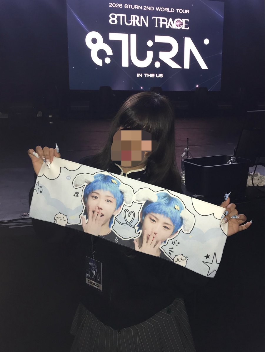 maengguz's tweet photo. @LADIDAJIUNG YESSSS YOU SHOULD!!!! this isnt the best photo bc i barely took any full body pics but. THIS IS KINDA WHAT THE LENGTH WAS ON ME!!! honestly its not even that long compared to other merch hoodies i’ve gotten id say its pretty average https://t.co/DJwDmXcyjP
