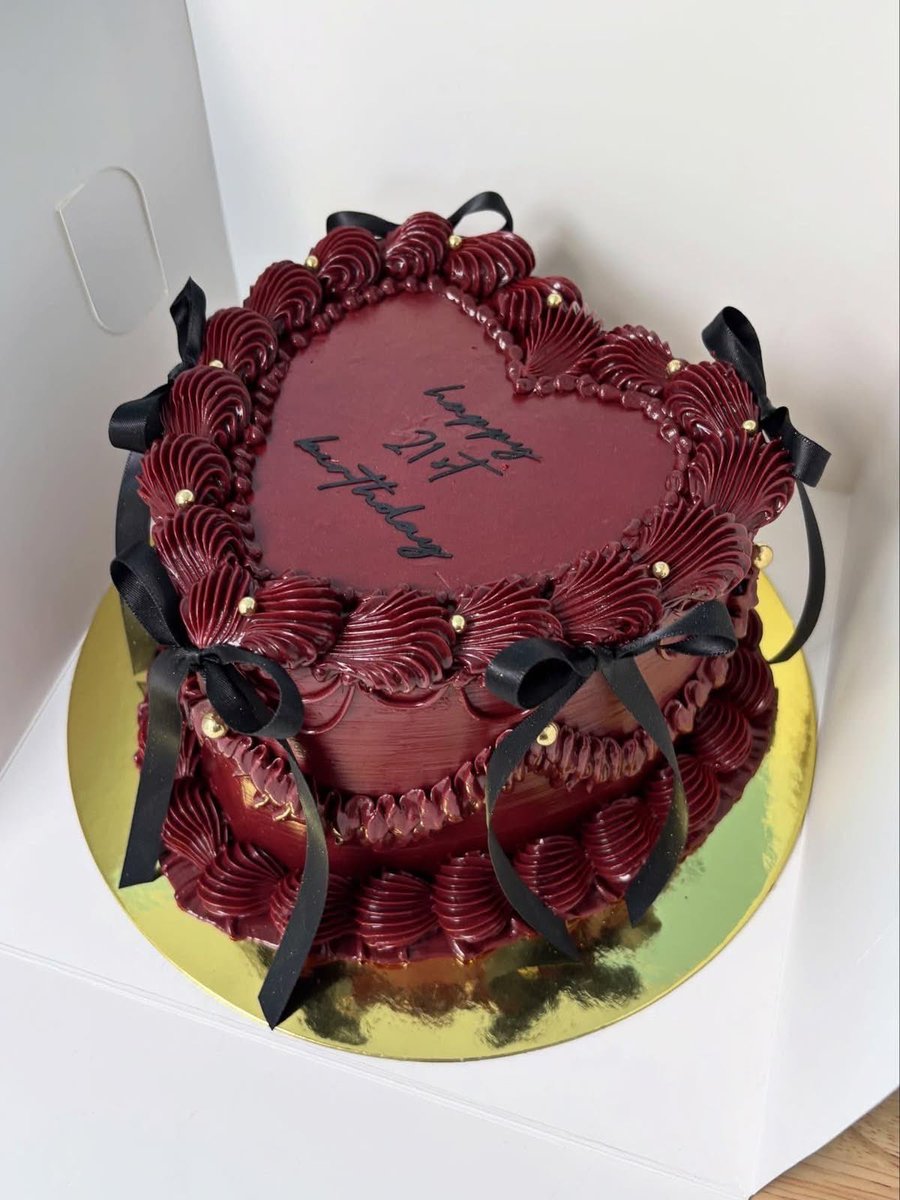 dilaracik177's tweet photo. Ok someone help this is my cake and I wanna pick from these 3 pictures I think https://t.co/7NMpjAk5xa