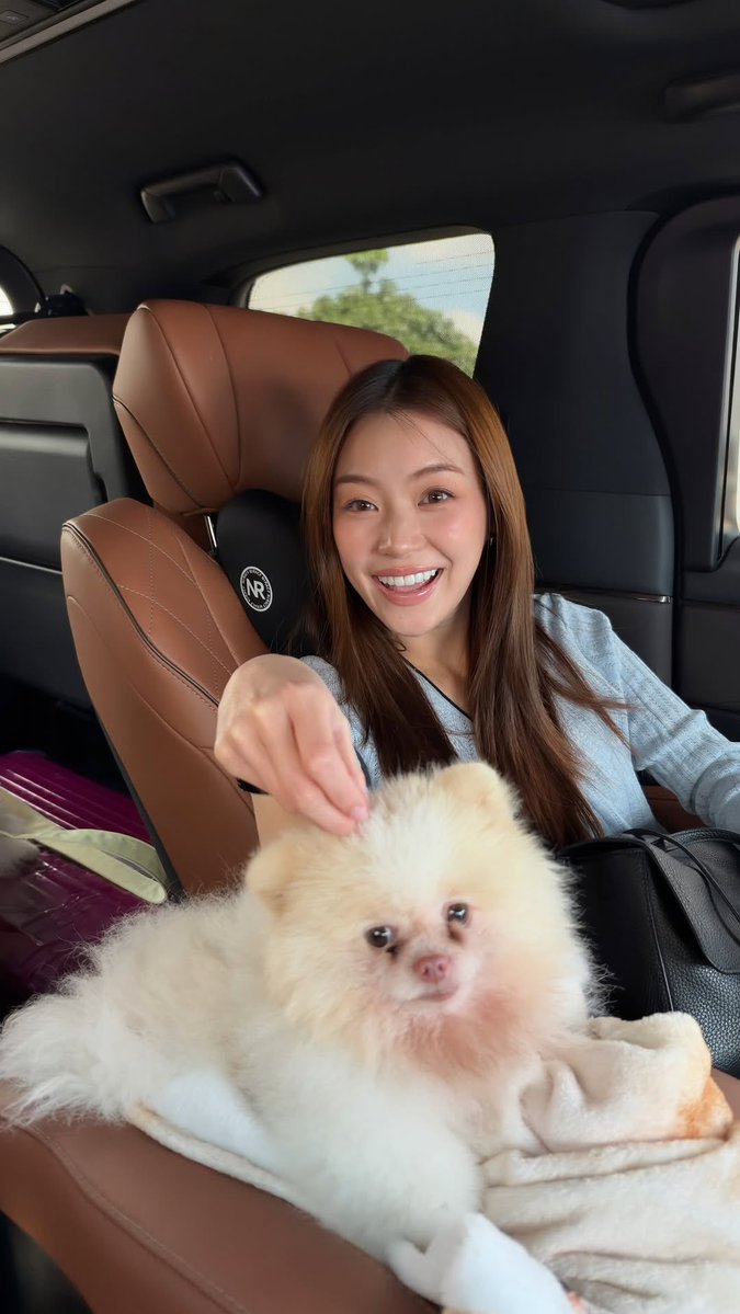 itnyflo's tweet photo. น่ารักกจังง คุณแม่กับโทบี้ไปส่งน้องหมิววด้วะ 🤏🏻🤏🏻💘 https://t.co/0aIjhaqEFI