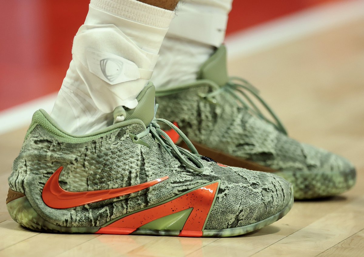 NickDePaula's tweet photo. The Ja Morant era in Portland begins.

“Halloween” JA 4s for @JaMorant’s first Trail Blazer season debut. https://t.co/3evZG4qRbe