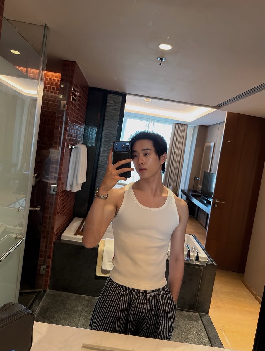 imt3ng's tweet photo. น้องเอสฟังพี่ คนที่จะสวยกว่าน้องเอสก็คือน้องเอสในกระจกนะ https://t.co/2HYb918qfG
