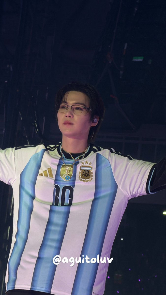 claylovesyoongi's tweet photo. Chicos miren esto, yo tengo una pc fanmade de yoon con la camiseta de argentina que la compre como hace facil 4 años, HOY SE HIZO REAL https://t.co/v2RsGpA9to