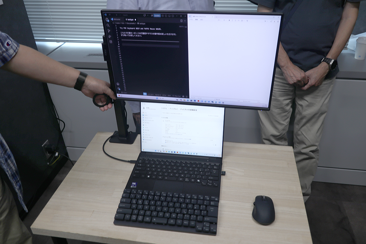 pc_watch's tweet photo. FMVからこだわりキーボード/マウス登場！壁際に設置できるモニターも https://t.co/rgNbsMtrax https://t.co/ux2FtdiFXX