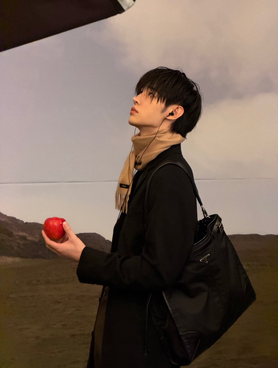 kur0tosiro's tweet photo. 저는이렇게이어주고싶어요.
줄이어폰×줄이어폰 
바이크×자전거 https://t.co/xTiB1xlST6