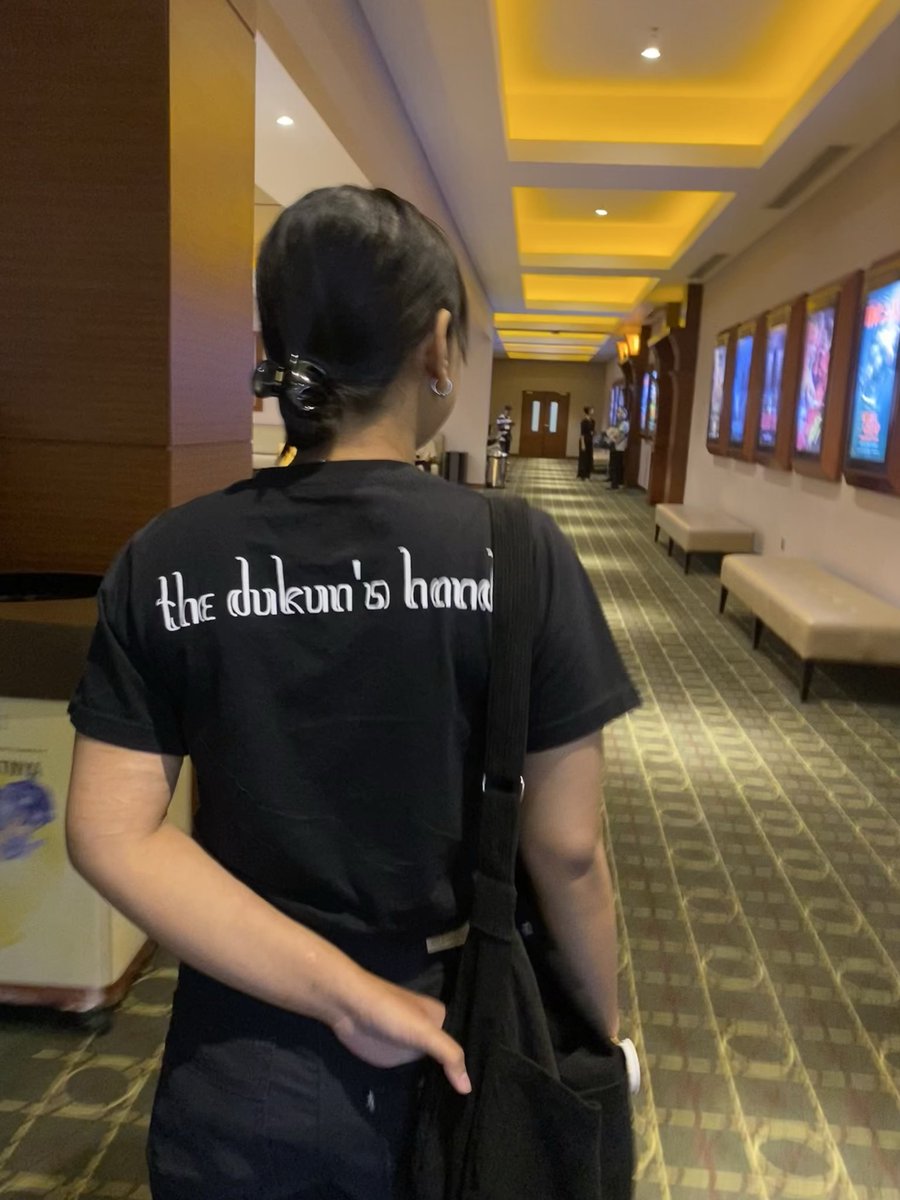 stefunnytjm's tweet photo. nonton kuasa gelap, bawa sama dukunnya juga🥴 https://t.co/VHIFSxy57j