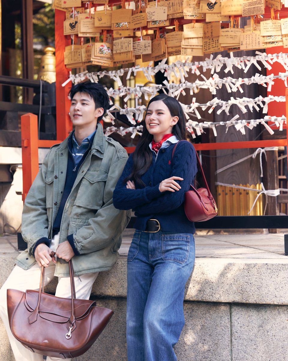 mintmag_th's tweet photo. ไวบ์ดีเต็มสิบ! เสิร์ฟลุคใหม่ของ ‘เบ็คกี้-มีน’ ผ่านเสน่ห์ของกรุงโตเกียว ก่อนที่จะเข้าร่วมงาน Polo Fest ที่จะจัดขึ้นในวันนี้ โดย ‘เบ็คกี้’ เลือกคาร์ดีแกนโดดเด่นด้วยลายถักเคเบิล เลเยอร์กับเสื้อเชิ้ตและจับคู่กับกางเกงเดนิมขาบาน ขณะที่มีนเลือกสวมแจ็คเก็ต พร้อมคอมพลีทด้วยกระเป๋า Polo Blaze 💚

#Beckysangels #Meennicha8
#RalphLauren #PoloFest
#MintNews