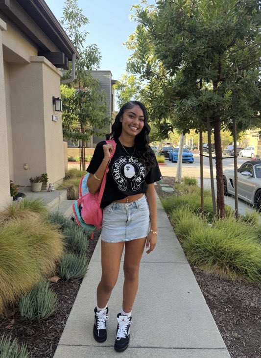 junifgs's tweet photo. The fact that her happiness didn’t even change a little bit 🥹❤️>>

First day of school        Last day of school https://t.co/P7NwiJOMEL