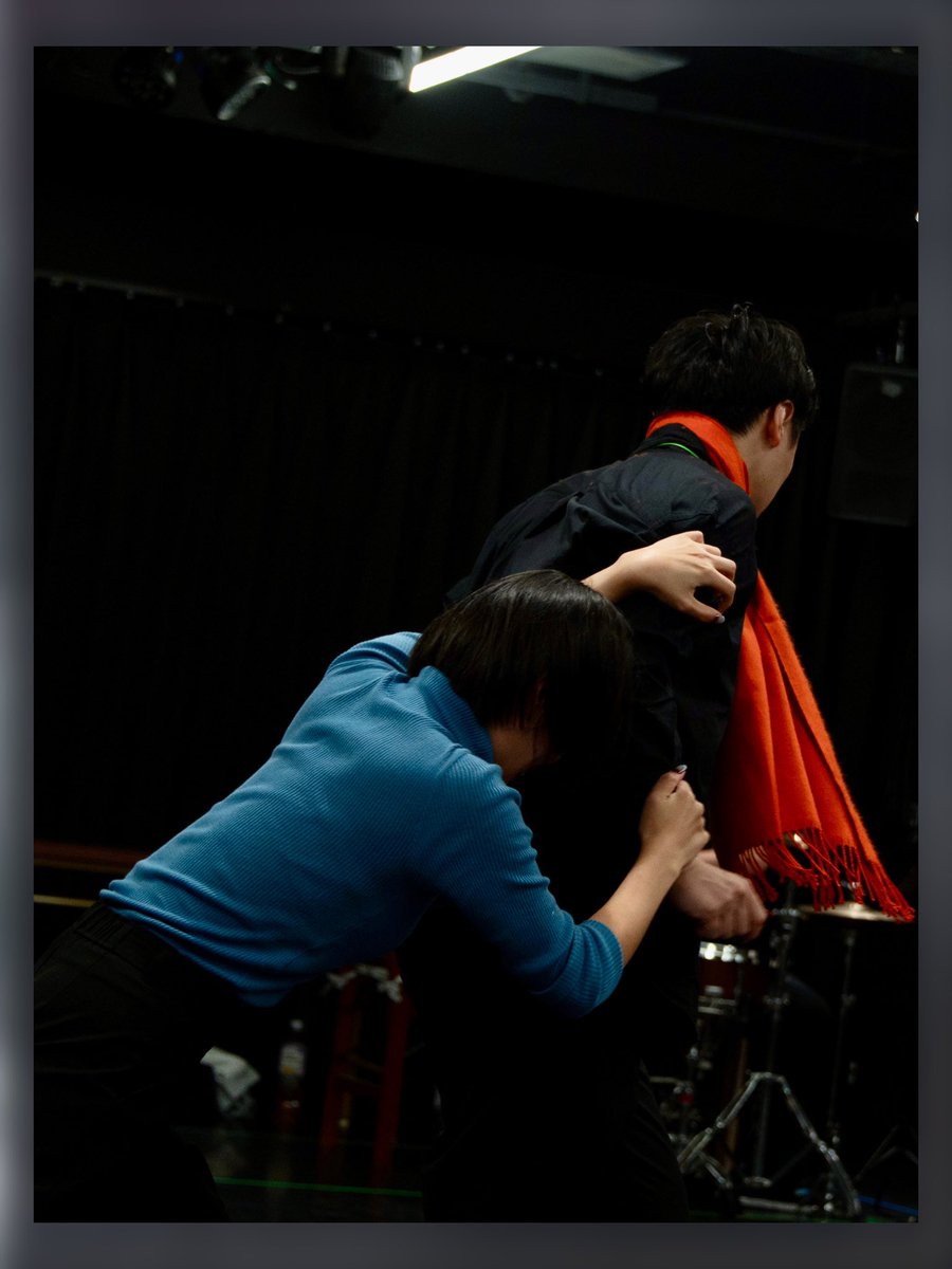 ikitsugi_stage's tweet photo. 本番と同じ会場での通し稽古を行いました！
今回は演劇シーンをちょっとだけお届け🎬
どんな物語が繰り広げられるのか…写真から想像を膨らませてみてください👀

💬主宰からのコメント

物語を表現するうえで中核を担う演劇。二人の俳優が、それぞれ青年とねずみ、ゴキブリと友人と役を渡り歩きます。
目の前で人間が、身体と言葉を伴って厳然と存在している。そこに立ち現れる、日常では目撃し難い現象の数々。ダンス・演奏・漫才・コントと関わりあう中で、その存在や言葉の響きが変わっていく。空間を共有していることでしか起こり得ない劇的な体験を、お楽しみいただけたら幸いです。

(📸 Tamao Nishiyama @hausmaus_1_618 )

息継vol.1
『御機嫌な動きぶり』

——————————————————

まともになろうとするほど、息ができなくなる。

自らの感覚に向き合えず、自己の輪郭を失った青年。
ある日始まった奇妙な共同生活によって、
彼女の身体と暮らしは少しずつ揺さぶられていく。

ダンス×演劇×生演奏×漫才・コント。
様々な表現形態を横断し、それぞれの身体を通して物語が立ち上がる。

────このからだ、わたしのものだったのか。

——————————————————

構成・演出　依田永朔

—日程—
10月31日(土) 18:00~（公開ゲネプロ）
11月1日(日) 13:00~/17:30~

—会場—
studio arty nakano (中野駅南口 徒歩5分)

—チケット—
[料金]
一般　3,500円
公開ゲネプロ（10/31）　2,500円

※このほかに、パンフレット・台本・アーカイブ配信チケットを前売り価格でお得にお求めいただける【特典付き応援チケット】がございます。
公演を応援してくださる皆様に、作品をより深く楽しんでいただけたら嬉しいです！
詳細は個別の投稿をご確認ください。
※お支払いは当日精算・現金のみとなります。

[ご予約方法]
「チケット予約」のハイライトに記載のご予約フォームよりお申し込みください。

#御機嫌な動きぶり #息継