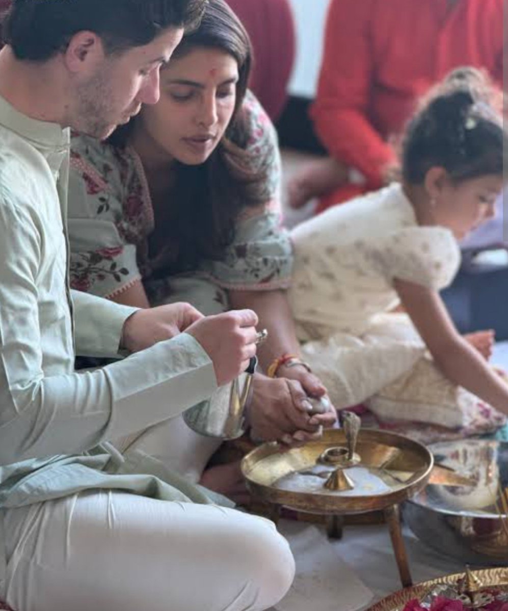 Rashii_01's tweet photo. 🫶❤️Priyanka Chopra performing Kanya Puja in America.

Priyanka Chopra has not forgotten her culture in other country also as she performs Kanya Puja in her lavish house.

She even have a grand Puja room too.
See the happiness on her daughter's face as her legs are being washed...

Nick collaborating with her and performing all the procession shows his love and devotion for his family.

What are your thoughts about this beautiful family...