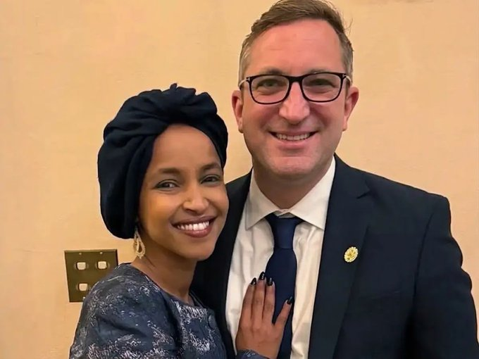 SBT_GS26's tweet photo. @JoeConchaTV @chrislhayes Is that really Chris Hayes doing the "interviewing"/"leading the witness" or is it perhaps her current "husband" Tim Mynett with a shave? https://t.co/EEI7bNdhf8